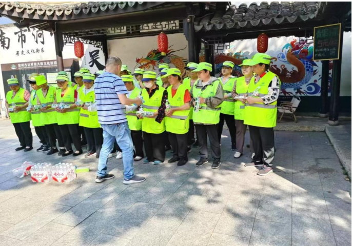 清涼沁人心 致敬“高溫戰(zhàn)士”